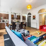 Royal Mile 4Br-3Ba - City Views & Free Parking By Bonjour Residences Edinburgh