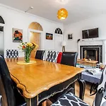 Royal Mile 4Br-3Ba - City Views & Free Parking By Bonjour Residences Edinburgh